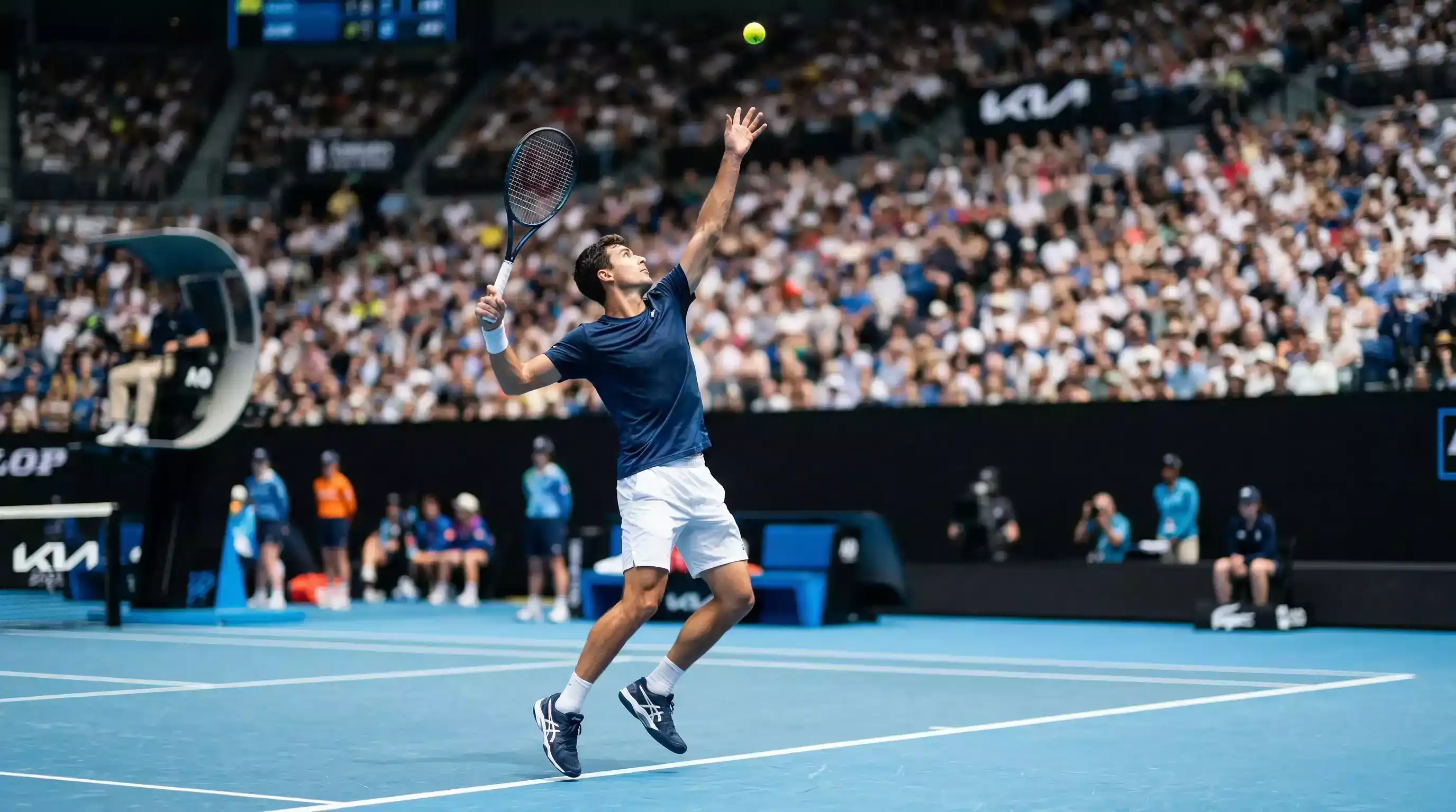 Tenista ejecutando un saque potente en la pista central del Australian Open