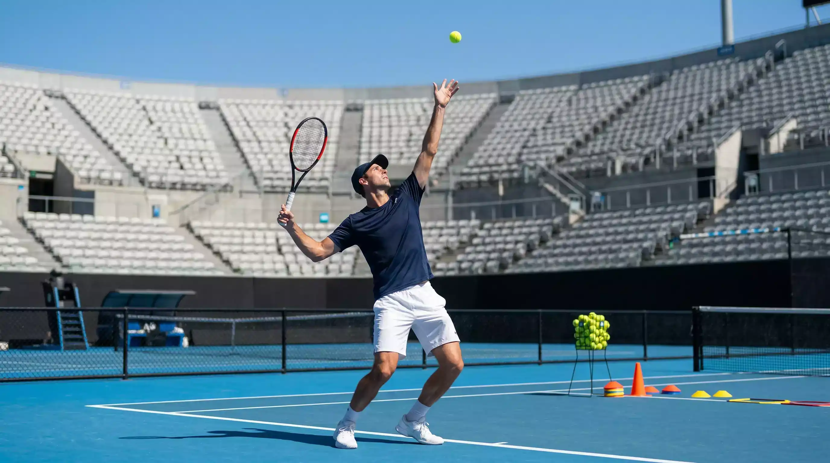 Jugador de tenis entrenando en pista dura durante la pretemporada en Australia